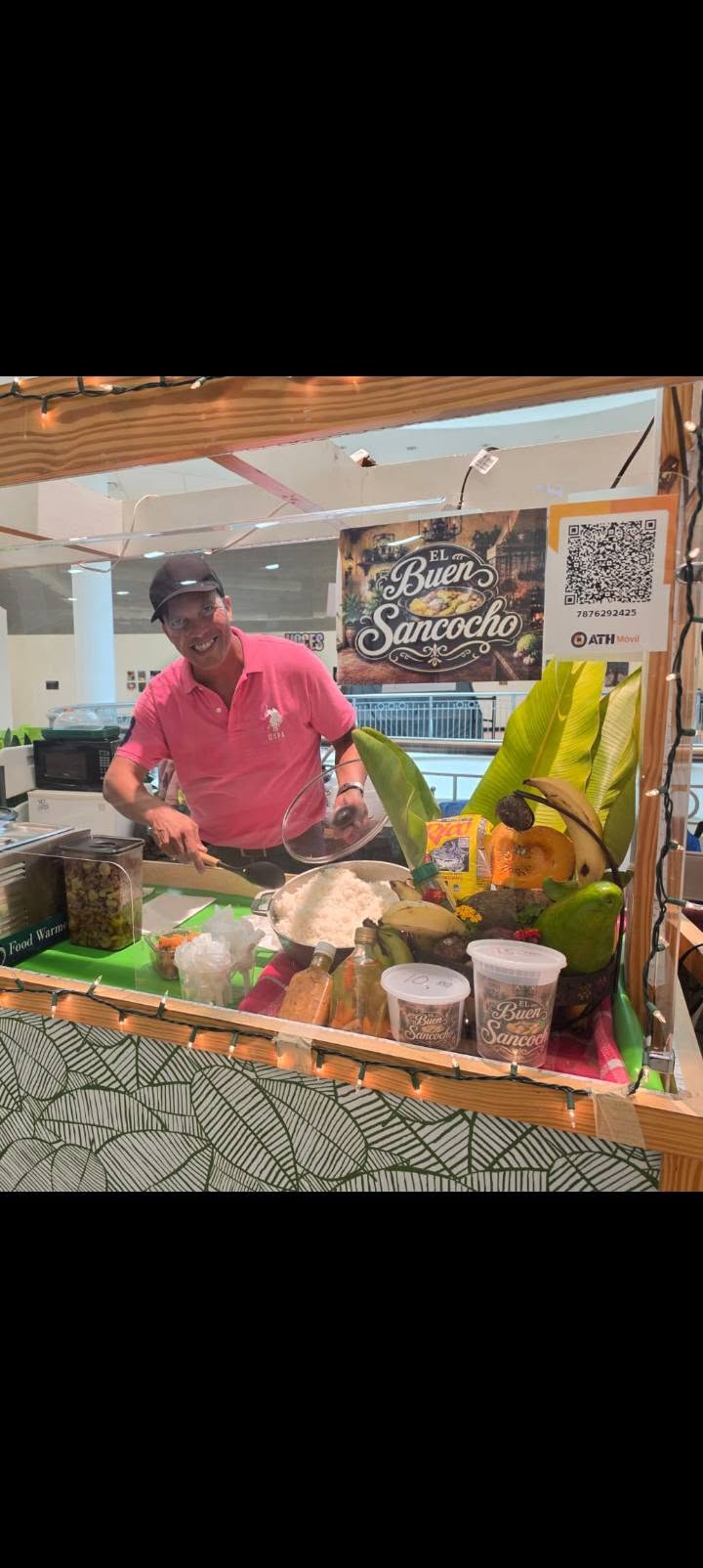 Humberto Campos preparando la comida criolla en el kiosco