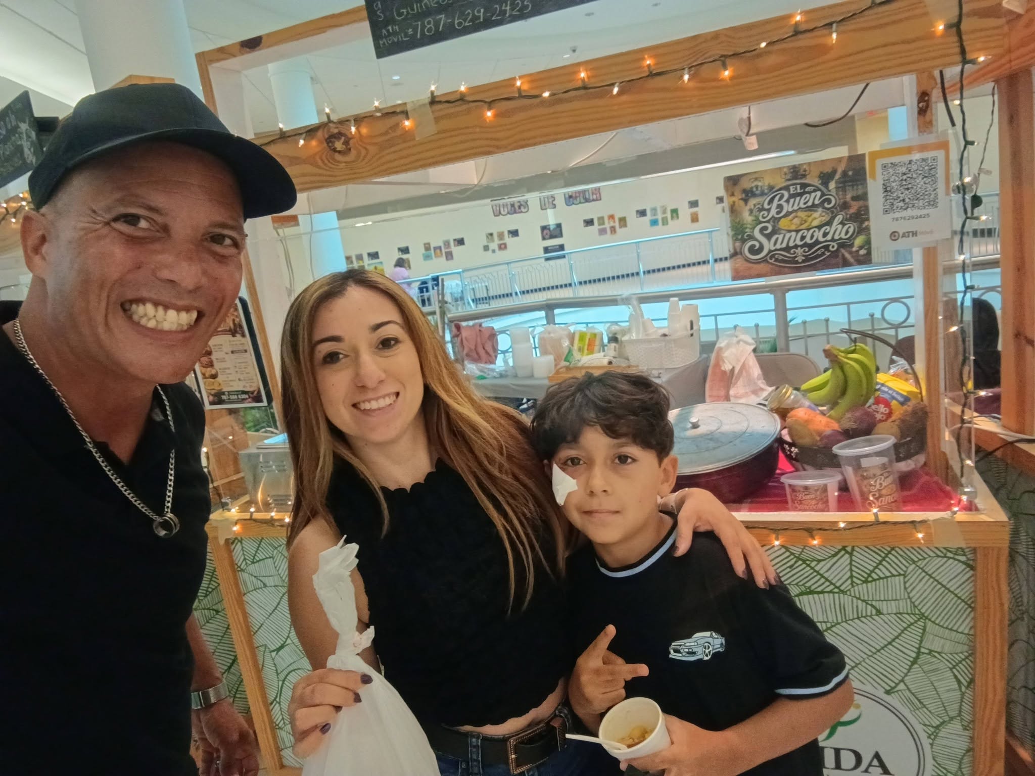 Humberto Campos junto a clientes satisfechos en La Placita