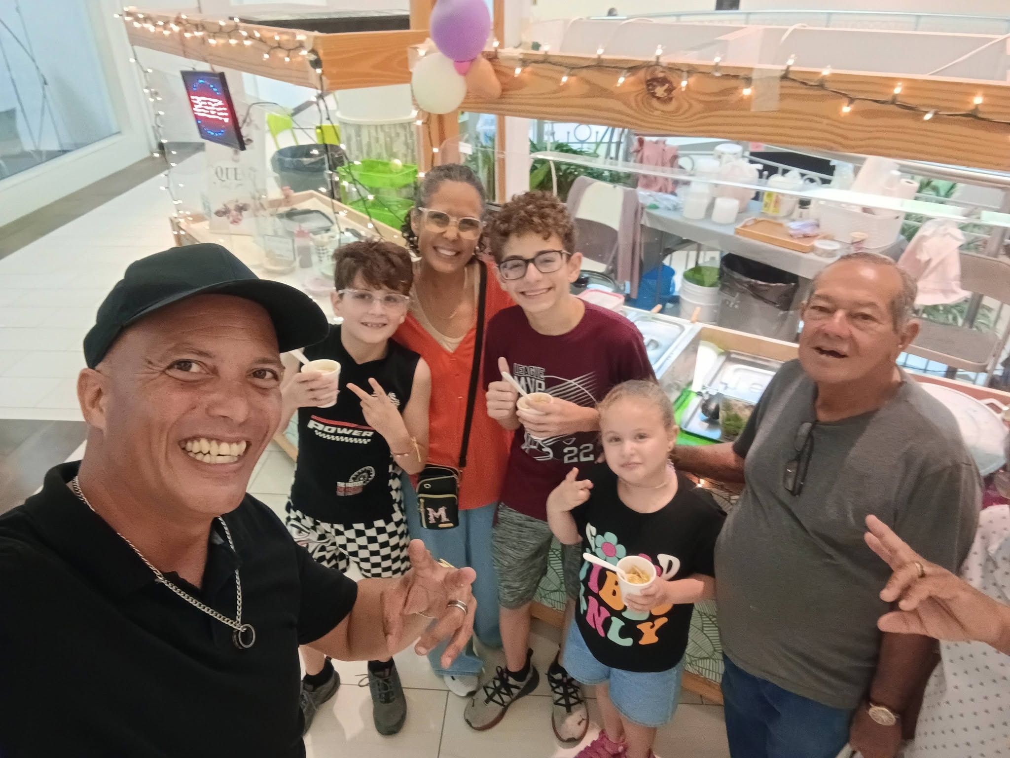 Familia feliz disfrutando de la sazón en El Buen Sancocho