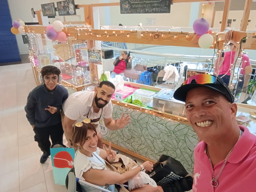 Humberto Campos y el equipo con clientes en El Buen Sancocho